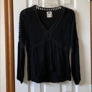 Wild Blue x Sadie Robertson black top